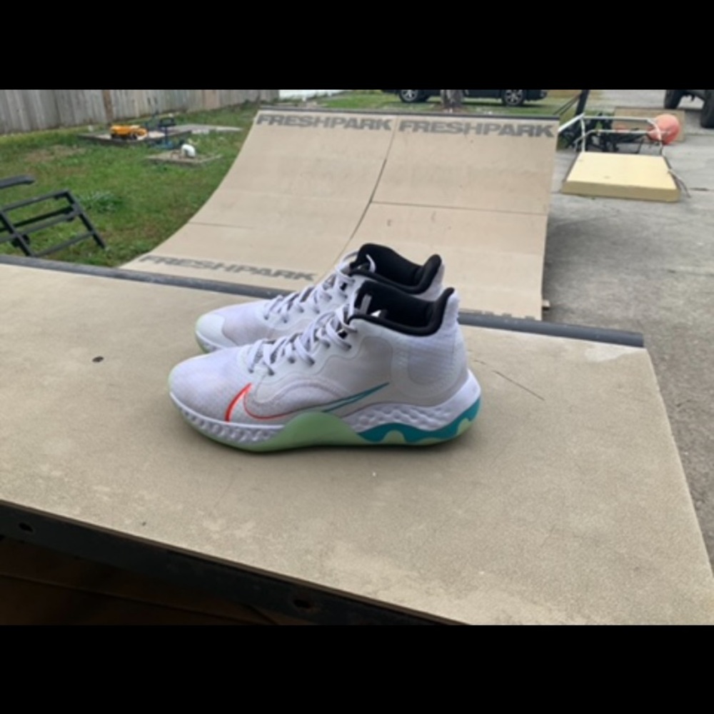 Size 9 Nike basketball shoes - Picture 3 of 5
